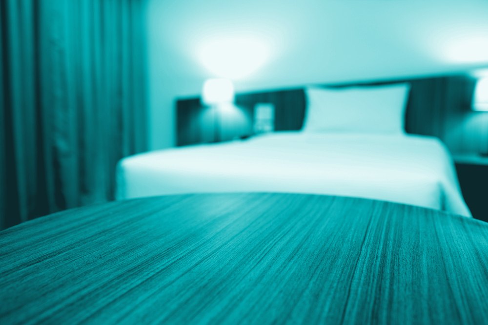 Habitación de hotel con la cama tendida